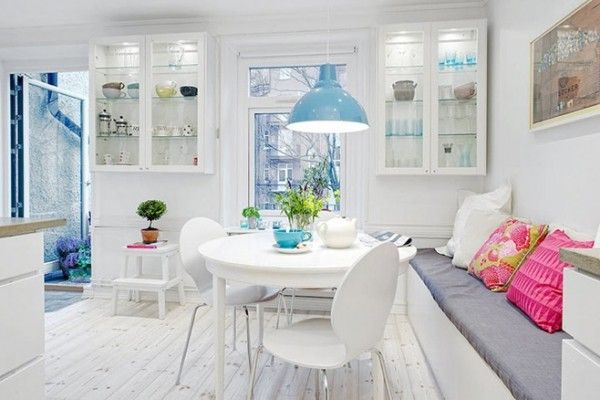 这座公寓有一间卧室、浴室、宽敞的生活空间、一间厨房和一个大号阳台。在典型的斯堪的纳维亚风格影响下，它的设计采用了漂亮的线脚，光滑的白墙，轻木地板和大尺寸的窗户和门扇。白墙为鲜明的色调提供了中性的背景。