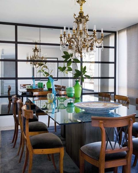 夹层玻璃栏杆，上面漂浮着的客厅和楼梯，展示出与自然光相同的透明度，创造出颇有吸引力的亮度。厨房里展示了其现代化一面，光滑的黑色墙壁倒映着白色Bertoia椅子的镜像。餐桌倒映在镜子墙上，从而延长了它的优雅并为家人和朋友塑造出更大的视觉空间。
