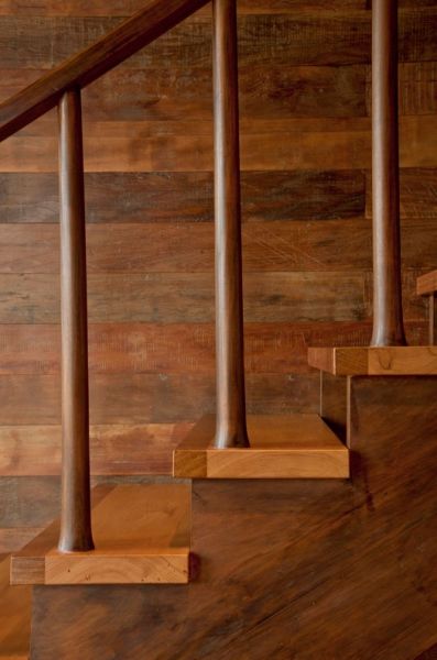 Carlos Motta是一位来自巴西圣保罗的设计师，他颇具环保意识，喜欢使用木质材料来构建空间。今天为你介绍的这间住宅就是如此，整个房子质朴的木纹结合流光溢彩的玻璃摆件和现代风格的家具，朴实与灵动恰到好处，简单的造型也可以营造出不一般的质感空间。
