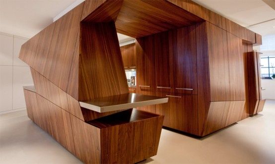 最近，Graft工作室完成了一件令人敬畏的位于汉堡的现代化阁楼作品。作为Graft工作室的工程，由于其中不寻常的整合家具的墙壁结构，储藏空间和内置灯，阁楼具有真正独特的室内设计。这间阁楼还有一件令人难忘的设计 – 独立的集中实木贴面的厨房，包含部分浴室和内置装置，其表面与墙壁角度融合。这间阁楼设计真正的核心便是可以给几乎任何人留下深刻印象的厨房。