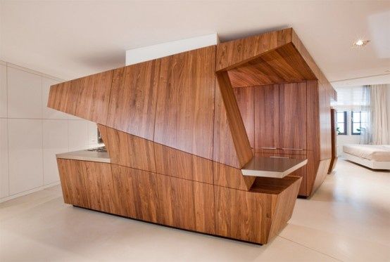 最近，Graft工作室完成了一件令人敬畏的位于汉堡的现代化阁楼作品。作为Graft工作室的工程，由于其中不寻常的整合家具的墙壁结构，储藏空间和内置灯，阁楼具有真正独特的室内设计。这间阁楼还有一件令人难忘的设计 – 独立的集中实木贴面的厨房，包含部分浴室和内置装置，其表面与墙壁角度融合。这间阁楼设计真正的核心便是可以给几乎任何人留下深刻印象的厨房。