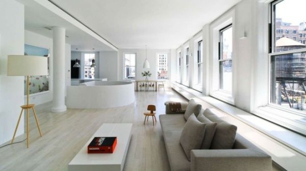 瓦迪亚公寓坐落在纽约市，由四建筑设计。公寓房屋宽敞，清新。以明亮、缤纷的色彩作为背景。此外窗台下方等多处储物暗柜的设计十分巧妙；厨房和卧室里各一块黑板，和白色墙面形成鲜明对比。