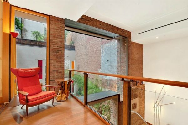 在这套loft案例中，无论是建筑外观还是室内设计都添加上了非常明显的loft创意室内设计；是loft建筑跟loft家居的完美结合体。这样的loft风格设计让大家看到了炯然一新的新式的建筑室内设计！这个令人印象深刻的现代阁楼的设计位于在纽约，阁楼上拥有创意红木楼梯，楼梯的外形像轨道一般创意。