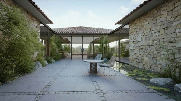 这栋平原别墅是由Studio Aiko事务所的Orly Shrem所设计。建筑拥有典雅的石材和玻璃墙，巧妙的室内设计搭配上精心修剪的花园景色，两者相得益彰。