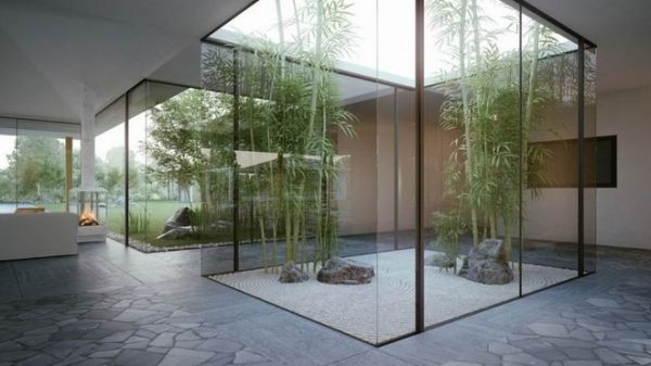 这栋平原别墅是由Studio Aiko事务所的Orly Shrem所设计。建筑拥有典雅的石材和玻璃墙，巧妙的室内设计搭配上精心修剪的花园景色，两者相得益彰。