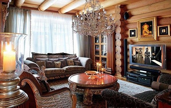结合原木木屋设计，内部装修有种低调奢华的感觉，家具、灯饰、房间都流露出房屋主人奢华的身份。色彩风格十分统一，让家居空间很有一体感。