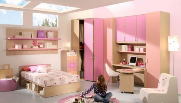 粉色是女孩卧室的永恒主题，对于很多人来说，它是柔情和年轻的象征，女孩们的梦想里都有这样一个童话般的粉色卧室。如果你正在为自家的女儿挑选房间的设计，那么这几款粉色卧室是一个不错的参考。白色与粉色家具看起来非常漂亮，但如果你需要孩子的卧室更明亮些，那么可以考虑粉色和绿色的组合