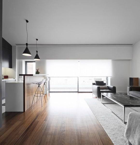 RRJ Arquitectos负责为这座位于葡萄牙里斯的挑高阁楼住宅进行翻新，屋主希望在增加空间功能性的同时保持原来的通透和明亮，设计师以白色为底，与灰黑色的搭配尽显简约，低调，同时不失现代风，材质良好的木质材料让空间更显质感，稳重不失舒适。