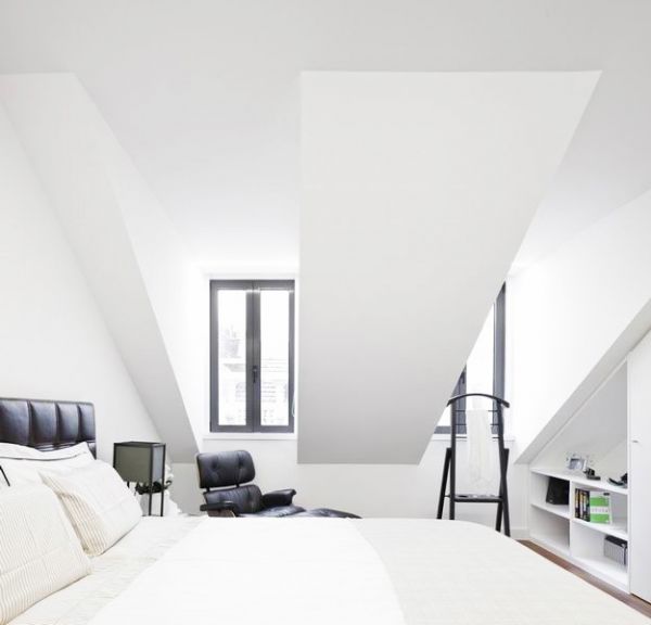 RRJ Arquitectos负责为这座位于葡萄牙里斯的挑高阁楼住宅进行翻新，屋主希望在增加空间功能性的同时保持原来的通透和明亮，设计师以白色为底，与灰黑色的搭配尽显简约，低调，同时不失现代风，材质良好的木质材料让空间更显质感，稳重不失舒适。