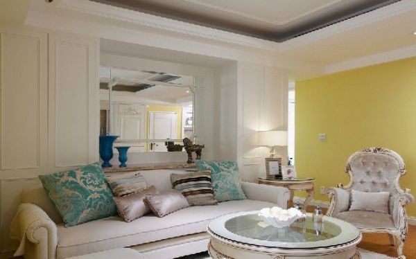 客厅空间的调性突破传统思维不以白色为基底，反以明亮饱和的色彩着手，客厅的大片鹅黄色壁面成功吸引目光，空间展现温暖明亮气息，情绪顿时获得放松舒展。