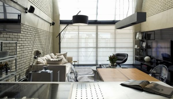 裸露的管线、全黑的厨房柜体以及水泥粉光浴室利落又帅气，还能享受到一般平面公寓无法拥有的视觉。