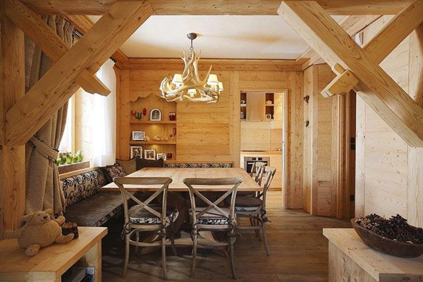 这座木质公寓打造出一个原始风格的自然家居。非常适合度假，休憩。内部装饰非常独特，每个细节都是唯一。从小窗户望出去可以看到整个雪山的景色。墙壁，地板，天花板，甚至一些家具都是木头的。客厅有一张大大的可以容纳八个人的餐桌，非常适合朋友或家人坐在一起来个温馨聚会。卧室比较小，但看起来很舒适，一个令人惊讶的细节是整个室内有非常多的灯。