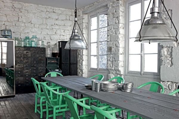 来自意大利的室内设计师Paola Navone对巴黎的一幢废弃厂房进行了一番彻底的改造，使用大面积的白色与薄荷绿、柠黄、中国红等高饱和色系碰撞出不一样的火花。挂满蓝绿花瓶的装饰墙壁，古色古香的旧物摆件，这一切都体现了设计师对这所公寓的重新定义。
