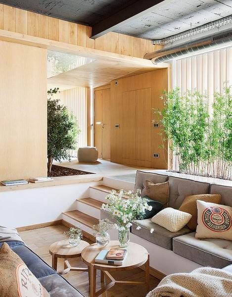 这座LOFT公寓位于西班牙巴塞罗那， 原先是一家玩具工厂，Egue y Seta将它进行改造，花园般的入口让它开始便十分的出彩，大量色彩十分清新的木质元素显得舒适自然，混凝土与裸露的红砖带来质朴的轻工业风，几级台阶带来空间层次感，良好的采光使空间明亮温暖。