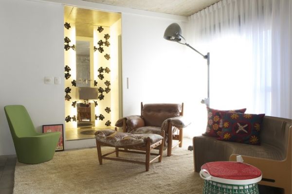 这套公寓位于圣保罗，是一个热情洋溢的 Loft 住宅，由巴西创意团队 WHYDESIGN 设计。裸露的混凝土天花和旋转楼梯，鲜艳的黄色餐桌，全白瓷砖厨房和折线安装的日光灯，APTO HARMONIA 内到处是简约粗旷的设计元素。随意复古的陈设和混搭家具，住宅的一层是厨房，餐厅，起居室和卫生间。白色半透窗帘让室内拥有充足的自然光照。