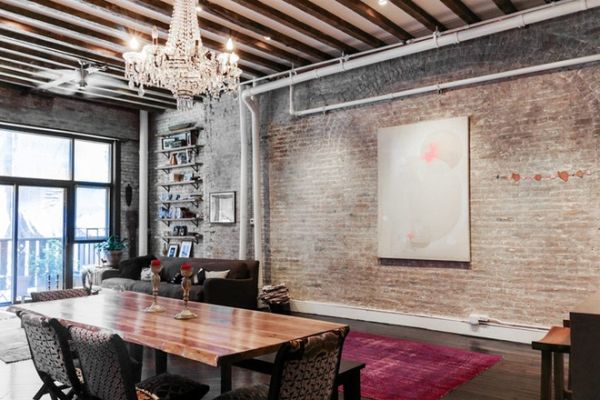 老厂房改建时刻意保留下来的 Loft 元素，碰上老灵魂的古典家具，两种历史味浓厚的风格，搭配起来一拍即合！这间纽约挑高公寓，面积超大的外露赭红砖墙与木梁，让过于空间宽敞的客餐厅顿时温暖起来。