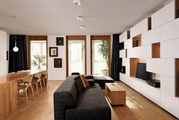 这座公寓位于斯洛文尼亚的心脏地带Ljubljana，由Studio360设计，空间宽敞明亮，木质材料贯穿整个空间，原木色带来的亲切和自然让人倍感舒适，为了不破坏整体的气氛，设计师选用了灰色进行搭配，优雅又协调！