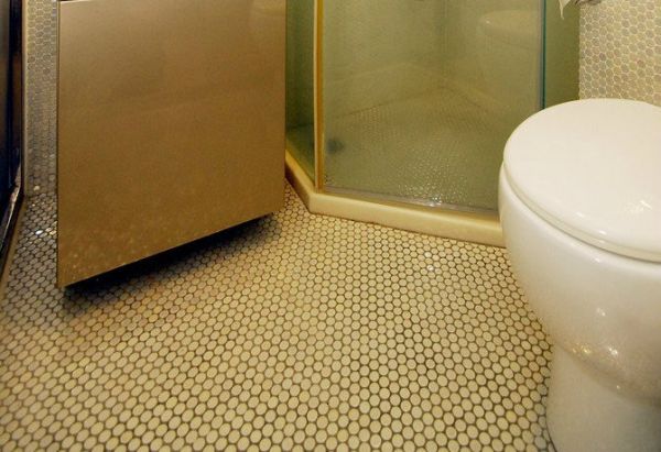 规划干湿分离的淋浴设备，并选用浅色系、多角型的小瓷砖、尺寸适合的洗手台及马桶，重新打造既摩登且机能完善的卫浴空间。