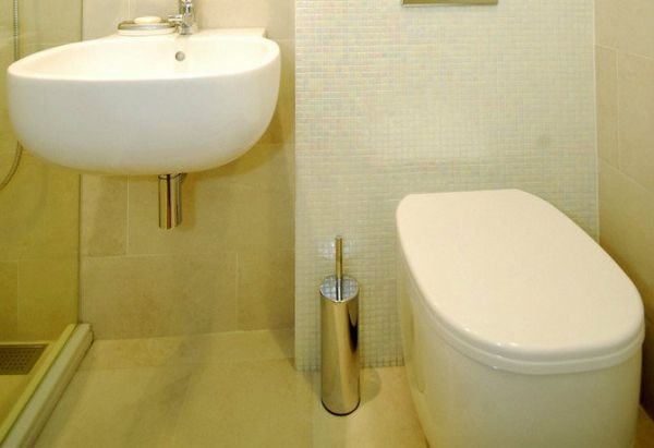 采用清玻璃打造通透感干湿分离的卫浴空间，水箱以马赛克磁砖拼贴出具有遮掩效果的置物台面。