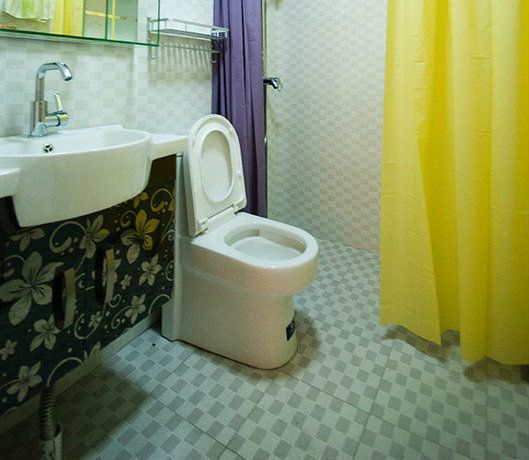 黄色浴帘作为屋内其他空间色彩的延续，黄色与紫色两两互搭，且功能实用，小空间卫浴间推荐以浴帘隔开淋浴空间，不用时拉起，维持空间的开阔感。