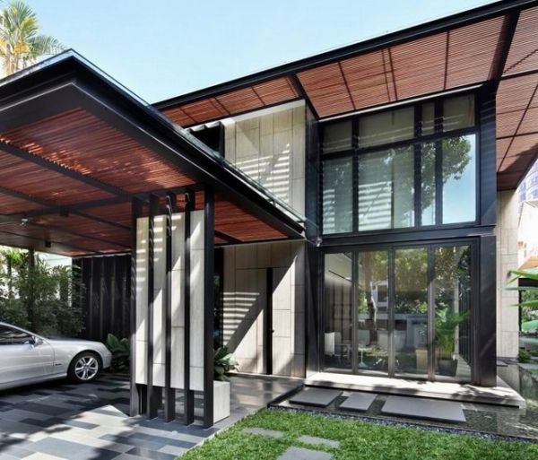 新加坡One Tree Hill，ONG&ONG设计满足了业主的需求，将门外春色透过巨大的玻璃落地窗引景入内，搭建的露台也十分的惬意，室内装修也以简约风为主，白色为底，原木色增添自然，灰色点缀加强舒适感，透亮！