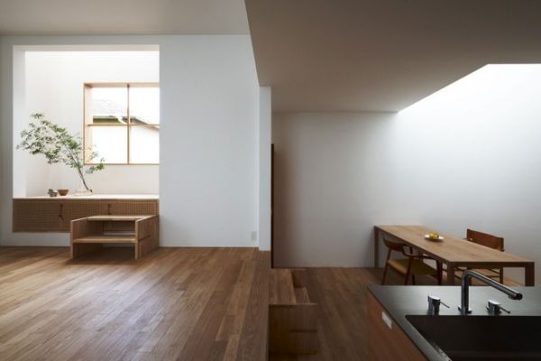 白色的混泥土墙面和木质的地板打造了这样一个简约的muji式风格家。室内功能区的划分相当明确，一楼为厨房和餐厅以及会客区，二楼是卧室和一个露天式的卫生间。一楼和二楼之间用造型独特的阶梯相连接着。