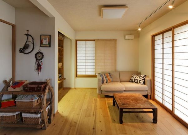 古朴的木色，将整体风格拉回到古时代的日本。卷帘式的竹制镂空窗帘，将古时期的日本风情展现的淋漓尽致。浅灰色布艺沙发，柔软舒适，搭配两个色彩艳丽的抱枕，增添了客厅的色彩感。七彩条状地毯，搭配复古木质小桌，使古朴中透出现代的气息。