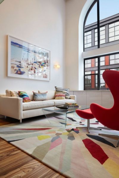 这是一个独栋住宅，占地675平方英尺（62.8平方米），位于美国纽约曼哈顿的Meatpacking District，分为上下两层，第一层有起居室、客厅、餐厅、厨房等功能区，第二层是宽大的卧室和卫浴间。室内采用的是现代简约风格，白色的墙面、木质地板，利落舒适，同时搭配多彩的家具，为空间增添了无限活力。
