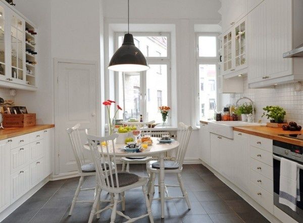 这座美丽明亮且充满魅力的斯堪的纳维亚民宅坐落于瑞典的哥德堡，虽然它仅仅只有70平米但却是如此的高雅迷人。它是座四层砖砌建筑，建于19世纪90年代。这座公寓有一间卧室、浴室、宽敞的生活空间、一间厨房和一个大号阳台。在典型的斯堪的纳维亚风格影响下，它的设计采用了漂亮的线脚，光滑的白墙，轻木地板和大尺寸的窗户和门扇。白墙为鲜明的色调提供了中性的背景。