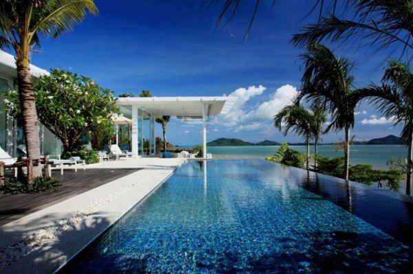 这惊人的海滨别墅位于泰国普吉岛，有5间卧室和占地面积4843平方英尺（450平方米），除了睡觉和生活领域,有一个设备齐全的健身房,一个安静的办公室,一个宽敞的、目的建立家庭影院。