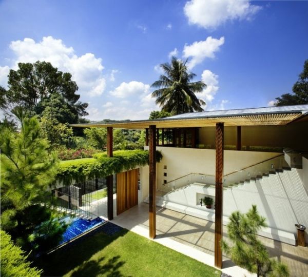 The Tangga House是由建筑师Guz为一个新加坡人设计的梦想家。房子在2009年完成,7663平方英尺（711.9平方米）的住宅位于荷兰村,一个新加坡精英的在海外的著名社区。豪华独栋房屋使业主在新加坡炎热的热带气候，能够生活和谐舒适。