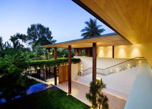 The Tangga House是由建筑师Guz为一个新加坡人设计的梦想家。房子在2009年完成,7663平方英尺（711.9平方米）的住宅位于荷兰村,一个新加坡精英的在海外的著名社区。豪华独栋房屋使业主在新加坡炎热的热带气候，能够生活和谐舒适。