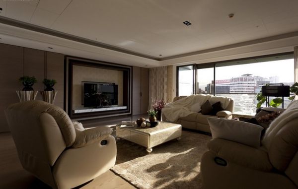客厅天花-木作与线板的合谐共构，以大尺度的天花框定，表达开阔视感。