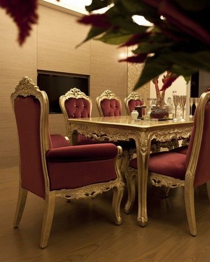 餐厅-一组带有古典线条语汇的餐桌椅，让空间场域的奢华质感不言可喻。