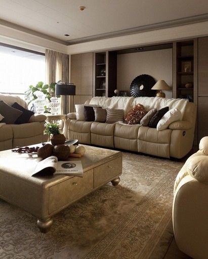 沙发背墙-开架形式的端景展示，结合收纳以一体化手法俐落呈现。