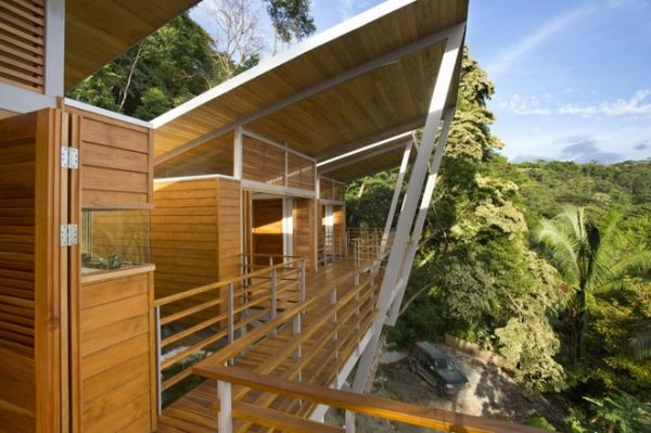 Casa Flotanta是一个惊人的家，坐落在哥斯达黎加，是由本杰明?加西亚萨克斯设计,并在2013年完成。这栋住宅的业主提出想众观海景的需求，但是地理位置比较奇特，在斜坡上，当时对建筑师来说是一个非常大挑战，后来设计师将这个对大挑战化为了优势，让斜坡成了依托住在的大柱，于是有了这个如在空中的住宅。整个住宅不管是建筑还是室内都采用了木质材料，木质的墙壁，木质的屋顶、木质的地板、木质的门窗，与整个当地环境融为一体。