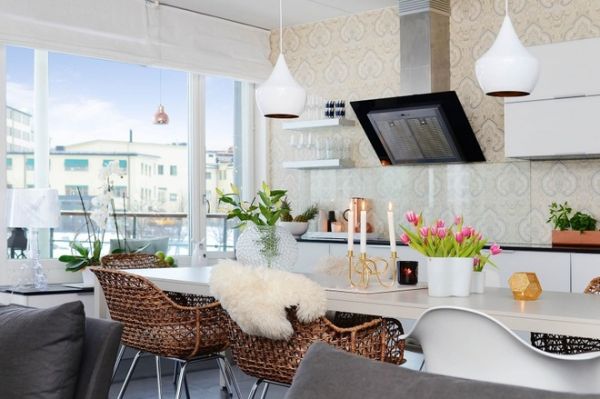 这个漂亮的公寓位于瑞典斯德哥尔摩，约936平方英尺（约87平方米），有两间卧室。简洁大气的室内设计，让87平米的空间变身如上百平米的豪宅。