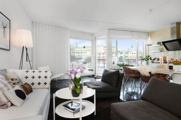 这个漂亮的公寓位于瑞典斯德哥尔摩，约936平方英尺（约87平方米），有两间卧室。简洁大气的室内设计，让87平米的空间变身如上百平米的豪宅。