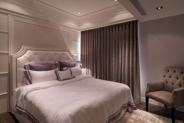 以线板与床头板堆栈出古典高雅，搭以台灯光源增色，创造柔和的睡眠气氛。