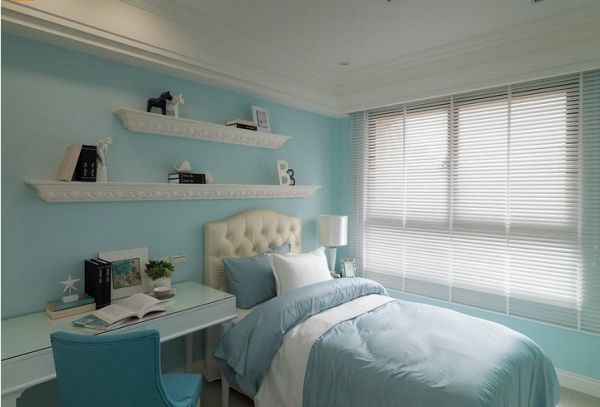 湖水蓝的女孩房搭配艺术线板层架，构筑梦幻柔美风格。