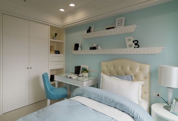 湖水蓝的女孩房搭配艺术线板层架，构筑梦幻柔美风格。