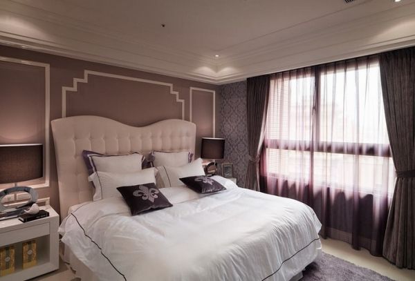 主卧房-深藕色与白色造型线板的搭配，在大马士革图腾窗帘，与呼应客厅沙发订制的床组衬饰下，打造非制式的新古典卧房。