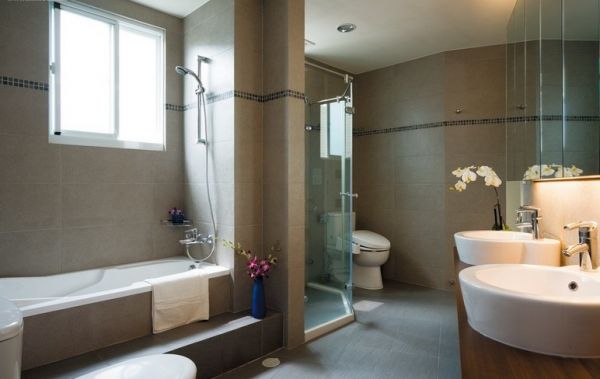浴室-合并两间小浴室成为宽敞的洗浴空间，中央则使用折迭门备用，有客人来访时，能随时将浴室分成两小间独立使用。