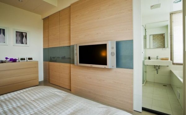 主卧房-设计师将更衣室及卫浴隐藏规划于电视墙两侧，形塑完整卧眠空间。