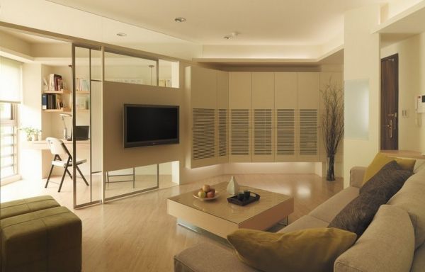 重组后的空间沙发背墙、电视墙及厨房屏风墙皆与沙发成正方配置，加上大量的通透材质及窗外涌入的光照，不管面对哪个方向都只觉得方正舒适。