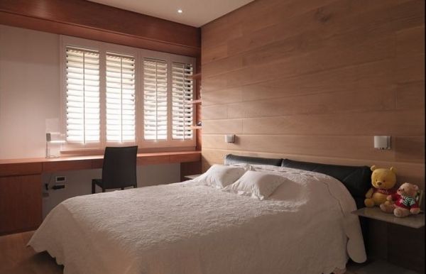 次卧室-将木地板自地坪一路延伸铺排至顶，让温润木感跟随视线蔓延全室。
