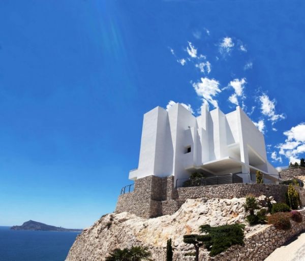 La Perla Del Mediterra?neo是Carlos Gilardi设计的一个惊人作品，坐落在西班牙阿利坎特, 占地4540平方英尺（421.7平方米）,并于2013年竣工。
