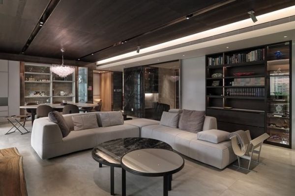 客厅-挑选现代质感的灰色系L型沙发，作为客厅空间的区块设定，而背后利用崁入型式的精品书柜，给予适度足够的视野安定感。
