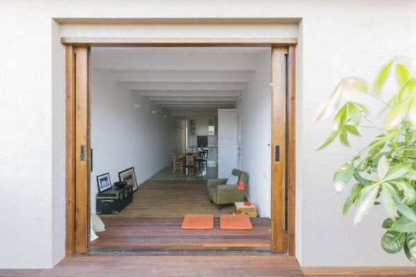 Casa Sal是由建筑师Nook设计的住宅项目，位于西班牙的巴塞罗那。房子的户型是一个矩形，因此在设计的时候也遇到不少的挑战。客户告诉我们，对他们来说最重要的部分是厨房,曾是家里的核心;功能,耐药,非常活泼,与其他的房间相通。于是我们把厨房作为设计中心，两边设置了客厅、餐厅、卧室、卫浴间，同时在房子的两端设计了大大的门窗，让室内与室外相通。