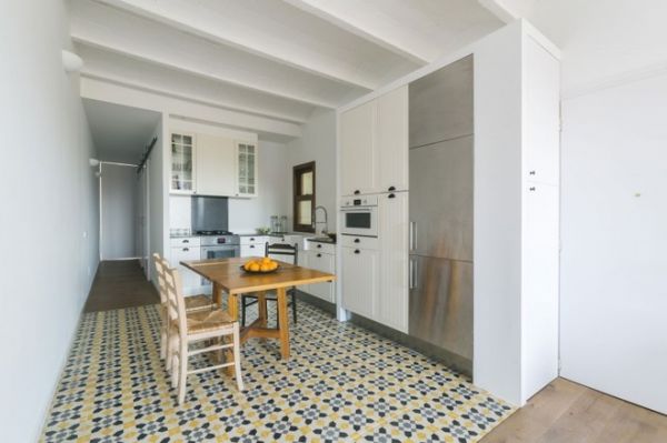 Casa Sal是由建筑师Nook设计的住宅项目，位于西班牙的巴塞罗那。房子的户型是一个矩形，因此在设计的时候也遇到不少的挑战。客户告诉我们，对他们来说最重要的部分是厨房,曾是家里的核心;功能,耐药,非常活泼,与其他的房间相通。于是我们把厨房作为设计中心，两边设置了客厅、餐厅、卧室、卫浴间，同时在房子的两端设计了大大的门窗，让室内与室外相通。
